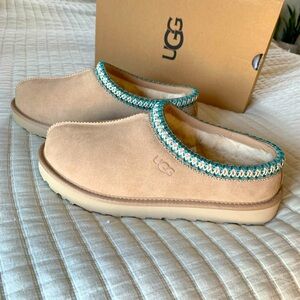 Ugg Tasman in Driftwood & White Pepper. New in Box!